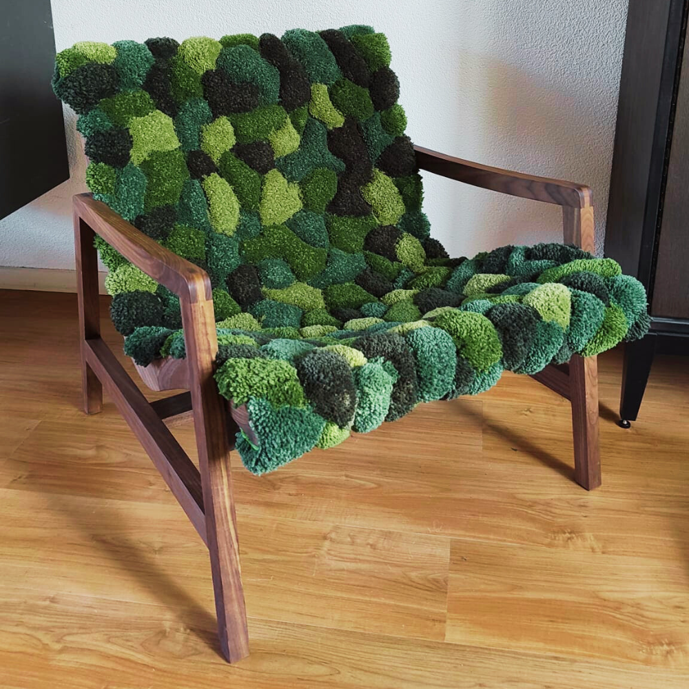 Een getuft moslandschap als meubeldesign