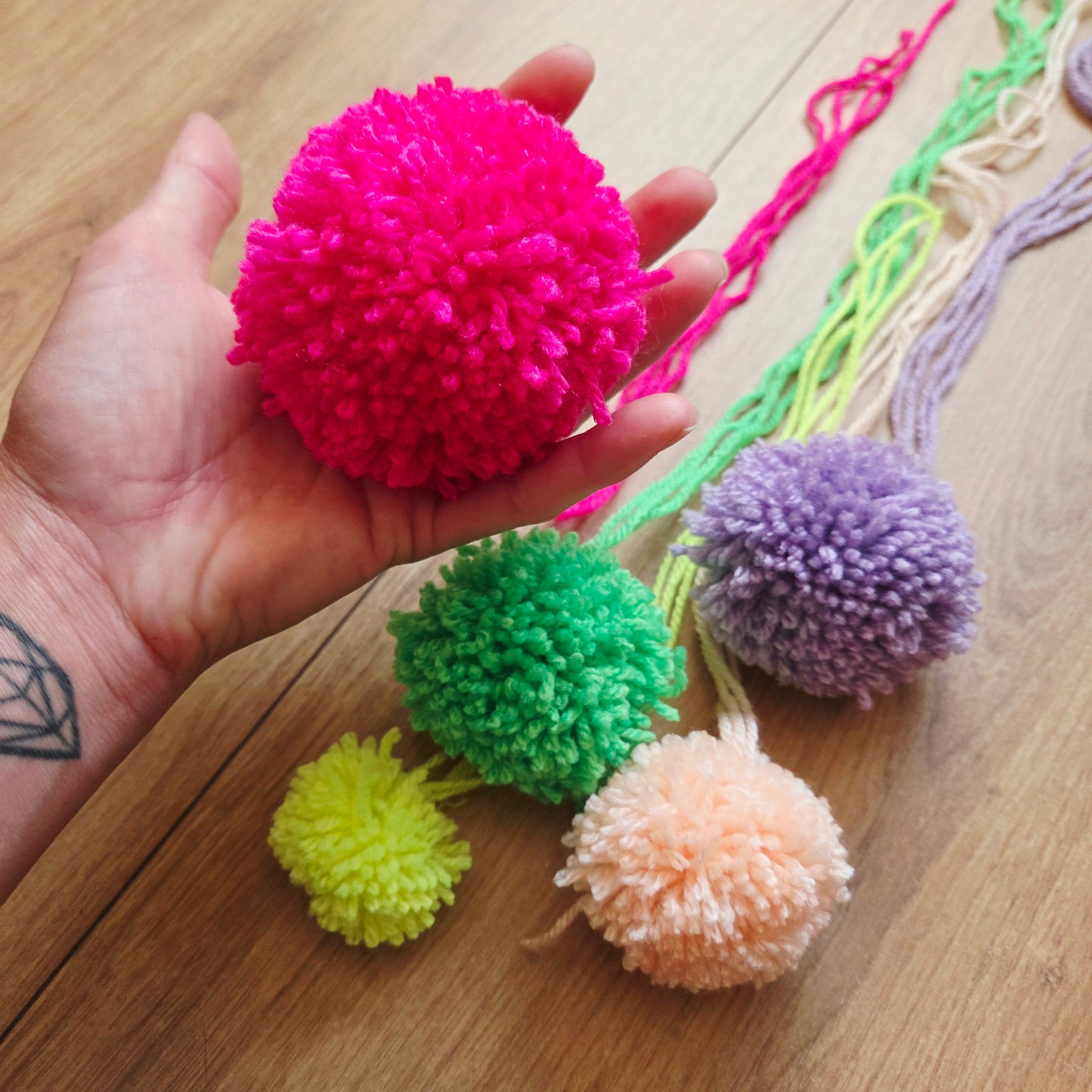Hoe maak je pompoms? Met deze eenvoudige pompommakers van Tufting Stuff.