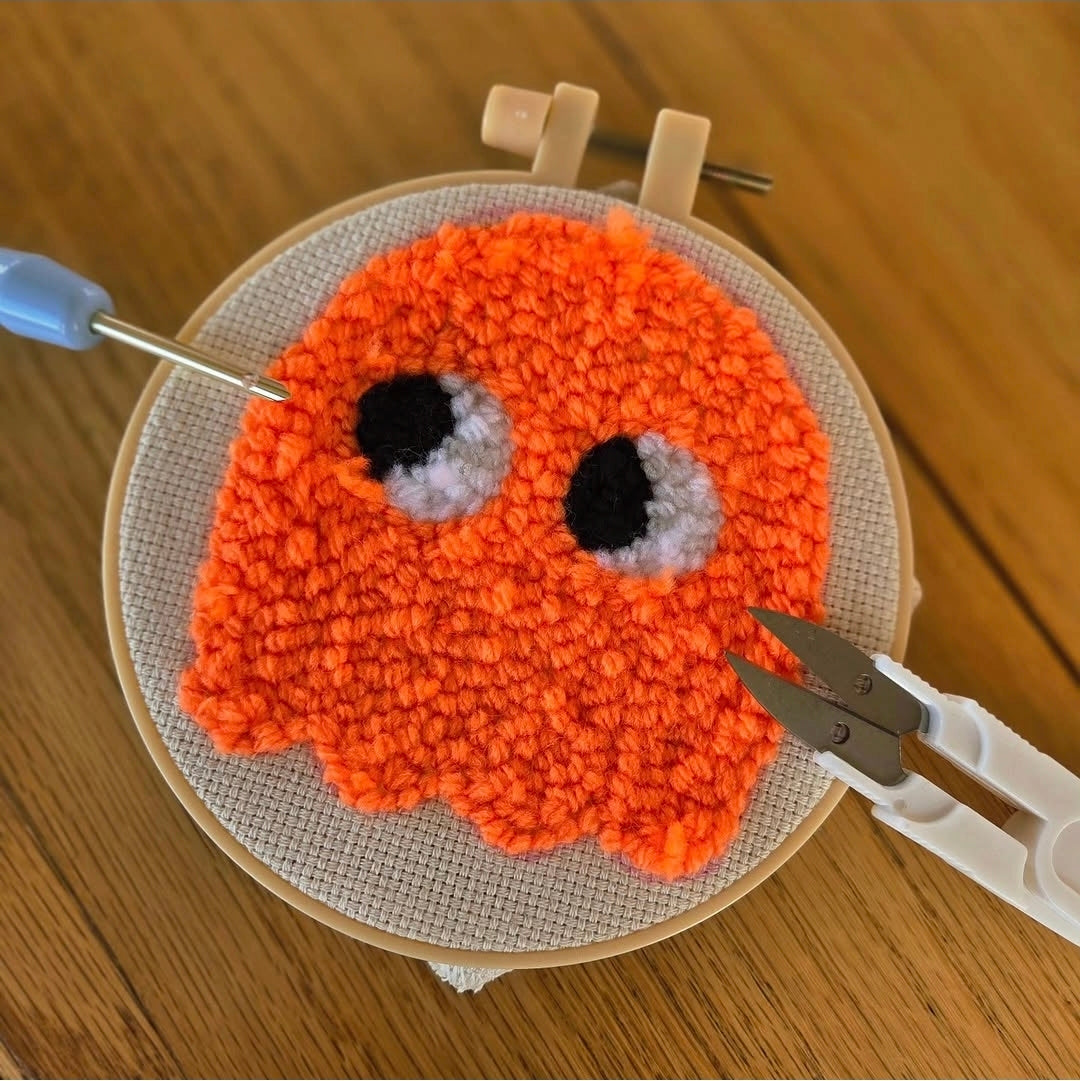Cadeautje halloween punch needle pakket Tufting Stuff by Mattimat spookjes met tufting yarn en punch needle