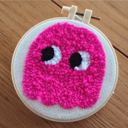 Cadeautje halloween punch needle pakket Tufting Stuff by Mattimat spookjes met tufting yarn en punch needle